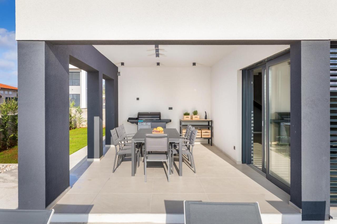 Amazing Private Villa With Outdoor Swimming Pool In Vodnjan Exterior photo